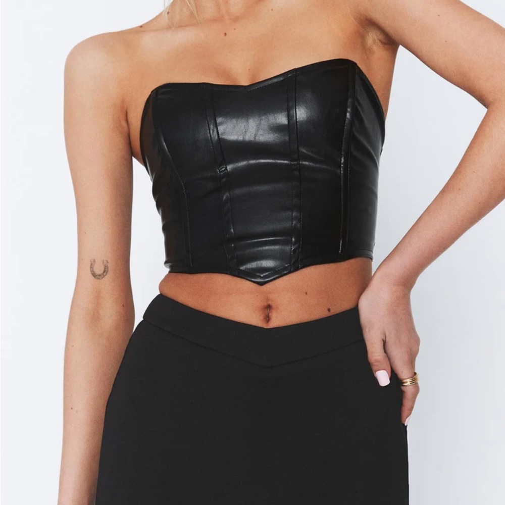 Chic Black Strapless Leather Top